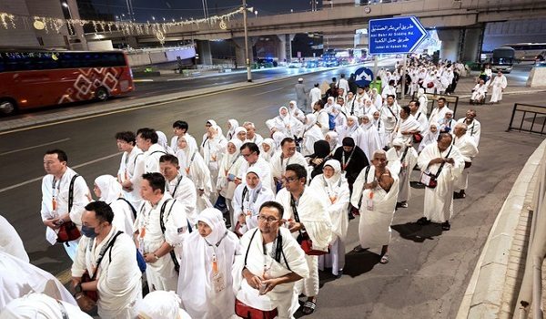 MAKKAH, 7 Mei -- Lebih 900 jemaah Malaysia yang baru tiba di Makkah bergerak ke Masjidil Haram bagi melakukan umrah wajib di sini, malam tadi.

Terdahulu, kumpulan jemaah dari KT041, KT051, dan KT056 itu bergerak dari Abraj Al Jinadiria ke Masjidil Haram pada 11 malam waktu tempatan (4 pagi Malaysia) dan selesai sekitar dua jam kemudian.

--fotoBERNAMA (2026) HAK CIPTA TERPELIHARA