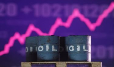 Harga minyak dunia terus melonjak/Foto Reuters