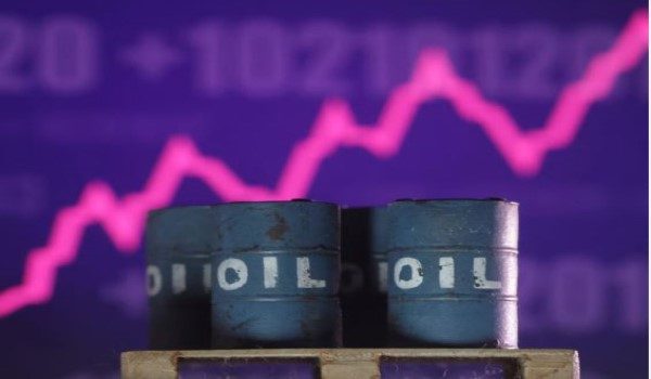 Harga minyak dunia terus melonjak/Foto Reuters