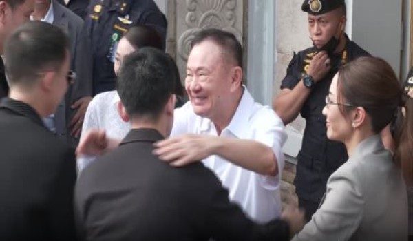 Bekas Perdana Menteri Thailand, Thaksin Shinawatra dibebakan dari penjara/Foto Reuters