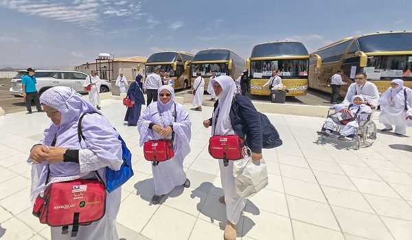 MAKKAH, 27 April --  Menempuh perjalanan sejauh kira-kira 440 kilometer (km) antara Makkah dengan Madinah menuntut kesiapsiagaan petugas Tabung Haji (TH) di Tabuk bagi memastikan keselesaan jemaah.

Perjalanan yang mengambil masa kira-kira lapan jam dari Madinah ke Makkah melalui kawasan padang pasir dan bukit berbatu itu turut memerlukan penelitian rapi daripada petugas dalam segenap aspek termasuk kemudahan untuk jemaah.

Di laluan berkenaan, terdapat sebuah hentian rehat, iaitu Al Hijrah R&R Wadi Starah yang berfungsi sebagai pusat sokongan utama kepada pergerakan bas jemaah.

--fotoBERNAMA (2026) HAK CIPTA TERPELIHARA

MAKKAH, April 27   -- The 440-kilometre journey between Makkah and Madinah is made more seamless for pilgrims through the dedicated efforts of Tabung Haji (TH) officers stationed in Tabuk, who work tirelessly to ensure their comfort and well-being throughout the trip.

The journey, which takes about eight hours from Madinah to Makkah across desert landscapes and rocky terrain, also requires close attention from TH personnel to ensure that all facilities for pilgrims are properly provided.

Along the route, the Al Hijrah Rest and Service Area (R&R) in Wadi Starah serves as the main support centre for the movement of pilgrim buses.

--fotoBERNAMA (2026) COPYRIGHT RESERVED