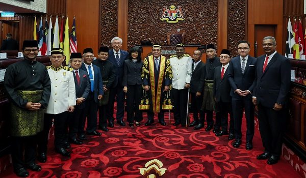 KUALA LUMPUR, 11 Mei -- Yang Dipertua Dewan Negara Datuk Awang Bemee Awang Ali Basah (tujuh, kanan) bergambar bersama 13 Ahli Dewan Negara yang mengangkat sumpah jawatan senator di Bangunan Parlimen hari ini.

--fotoBERNAMA (2026) HAK CIPTA TERPELIHARA