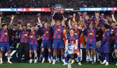 Barcelona menjulang kejuaraan LaLiga ke-29 selepas menundukkan Real Madrid 2-0 dalam aksi El Clasico awal pagi tadi. - Foto AFP