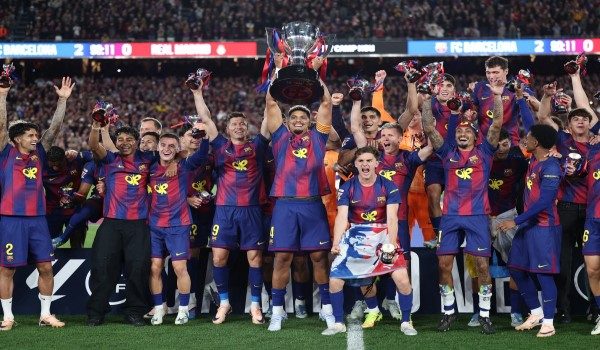 Barcelona menjulang kejuaraan LaLiga ke-29 selepas menundukkan Real Madrid 2-0 dalam aksi El Clasico awal pagi tadi. - Foto AFP