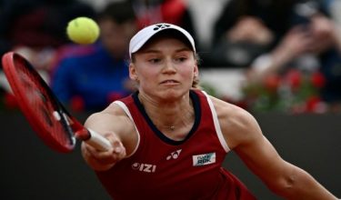 Elena Rybakina, menang straight set ke atas Alexandra Eala 6-4, 6-3. - Foto AFP