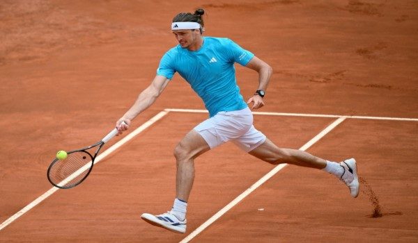 Alexander Zverev menumpaskan Alexander Blockx 6-1, 6-4 di pusingan 32 terbaik Terbuka Itali 2026. - Foto AFP