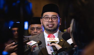 KUALA LUMPUR, 14 Mei -- Menteri di Jabatan Perdana Menteri (Hal Ehwal Agama) Dr Zulkifli Hasan ketika bertemu pengamal media pada Majlis Anugerah Perkhidmatan Cemerlang, Sijil Penghargaan Perkhidmatan bagi Tahun 2025 dan Anugerah Perkhidmatan Setia 25 Tahun Majlis Agama Islam Wilayah Persekutuan (MAIWP) di Dewan Perdana Felda hari ini.

--fotoBERNAMA (2026) HAK CIPTA TERPELIHARA