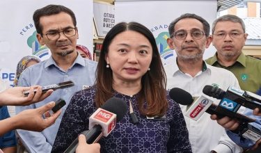 PUTRAJAYA, 25 Mei -- Menteri di Jabatan Perdana Menteri (Wilayah Persekutuan) Hannah Yeoh bercakap kepada pemberita selepas melakukan tinjauan mesra di Medan Selera Presint 9 di sini hari ini. 

--fotoBERNAMA (2026) HAK CIPTA TERPELIHARA