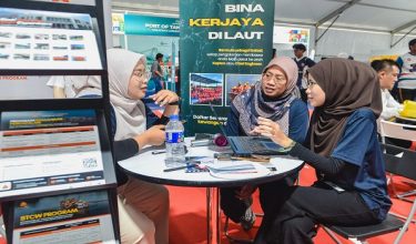PUTRAJAYA, 6 Jun -- Sambutan Hari TVET Negara 2026 yang berlangsung dari 5 hingga 7 Jun di Dataran Putrajaya menjadi platform utama dalam mengetengahkan kepentingan Pendidikan dan Latihan Teknikal dan Vokasional (TVET) sebagai pemacu agenda pembangunan kemahiran negara.

Program selama tiga hari itu turut menjadi kemuncak pengiktirafan kepada bidang TVET, selain memberi pendedahan kepada orang ramai mengenai peluang pendidikan dan kerjaya dalam sektor berkemahiran tinggi.

--fotoBERNAMA (2026) HAK CIPTA TERPELIHARA