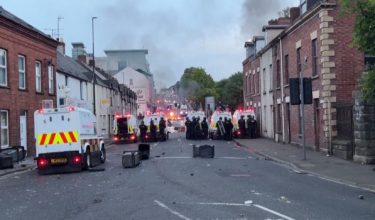 15 anggota polis cedera dalam insiden kekacauan di Ireland Utara./REUTERS