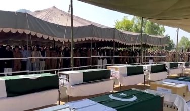 Solat Jenazah buat mangsa nahas helikpter tentera Pakistan di Muzaffarabad/ REUTERS