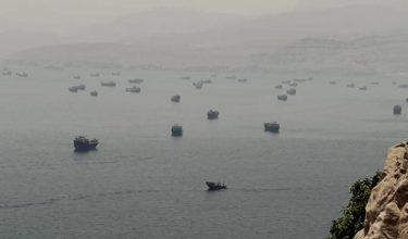 Kapal-kapal yang menggunakan Selat Hormuz dapat dilihat menerusi rakaman dari wilayah Musandam di Oman/ REUTERS