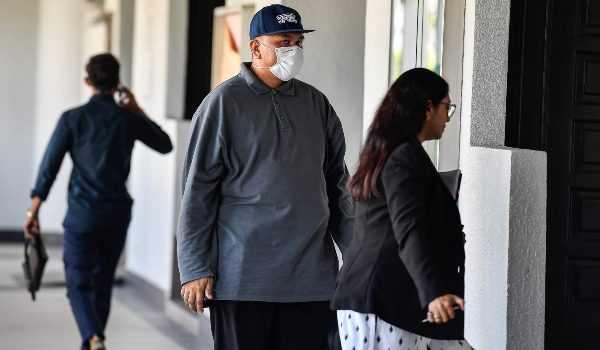 Bekas pendaftar sebuah universiti swasta di Perlis Mohd Fairuz Al-Fatah Badarudin mengaku tidak bersalah di Mahkamah Sesyen hari ini/Foto BERNAMA
