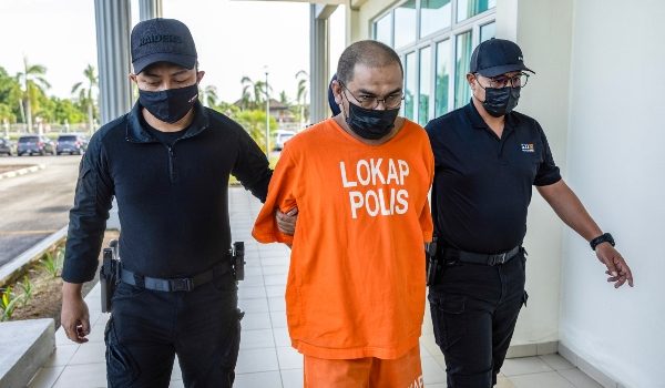 Penganggur Mohd Zamri Mustafa mengaku tidak bersalah di Mahkamah Sesyen terhadap pertuduhan memiliki pistol dan peluru tanpa lesen yang sah bulan lepas/Foto BERNAMA