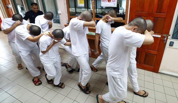 Antara 13 remaja berusia 16 hingga 19 tahun diarah membela diri atas pertuduhan bersama-sama membunuh Mohamad Nazmie Aizzat/Foto BERNAMA