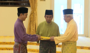 Yang di-Pertuan Besar Negeri Sembilan Tuanku Muhriz Tuanku Munawir memasyhurkan Tunku Zain Al-’Abidin Tuanku Muhriz sebagai Tunku Panglima Besar Negeri Sembilan dalam istiadat di Balairong Seri, Istana Besar Seri Menanti/RTM