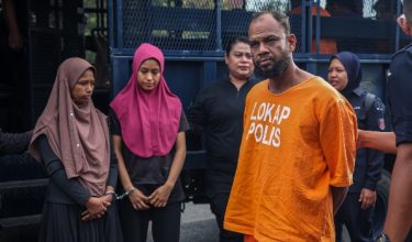NIBONG TEBAL, 11 Jun -- Lelaki Rohingya Osman Bawdi Alom didakwa di Mahkamah Majistret Jawi di sini hari ini atas pertuduhan membunuh rakan senegaranya di sebuah kawasan perumahan, bulan lepas.

Osman, 38, mengangguk tanda faham selepas pertuduhan dibacakan dalam bahasa Melayu di hadapan Majistret Nurul Aina Ahmad, namun tiada pengakuan direkodkan kerana kes bunuh di bawah bidang kuasa Mahkamah Tinggi.

Dia didakwa membunuh Abdul Rahman Shah Mia, 31, juga lelaki Rohingya di Lorong Belibis 14, Taman Belibis, Seberang Perai Selatan di sini antara 2.45 hingga 2.50 petang 31 Mei.

-- fotoBERNAMA (2026) HAK CIPTA TERPELIHARA