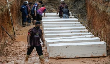 ALOR SETAR, 11 Jun -- Seramai  27 jenazah warga Myanmar etnik Rohingya selamat dikebumikan di Tanah Perkuburan Islam Kampung Tualang, Pokok Sena hari ini.

Ketua Polis Kedah Datuk Adzli Abu shah berkata kesemua jenazah melibatkan 13 jenazah lelaki dan 14 jenazah wanita itu merupakan mangsa yang dijumpai dalam insiden bot karam di perairan Langkawi, tahun lepas.

Beliau berkata operasi pengurusan dan pengebumian itu dilaksanakan secara bersepadu dengan penglibatan beberapa agensi utama iaitu polis, hospital, MAIK, Jabatan Hal Ehwal Agama Islam Kedah (JHEAIK), Jabatan Bomba dan Penyelamat Malaysia (JBPM), Jabatan Kerja Raya (JKR) serta  Jabatan Ukur dan Pemetaan Malaysia (JUPEM).


--fotoBERNAMA (2026) HAK CIPTA TERPELIHARA