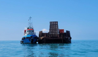 Maritim Malaysia menahan sebuah bot tunda Singapura bersama tongkang lebih kurang 3.5 batu nautika barat Pulau Harimau sekitar Mersing pagi tadi/ Foto: Maritim Malaysia