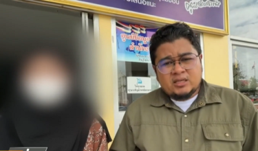 Penterjemah kepada keluarga mangsa scam warga Malaysia, Saifulnizam Muhamad bersama kakak 'Dani' ketika hadir di Damrongtham Center, Pejabat Gabenor Wilayah Petchaburi, Thailand bagi menuntut keadilan kepada mangsa.