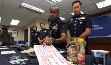 Ketua Polis Johor CP M. Kumar menunjukkan cat, telefon bimbit dan nota ugutan antara yang dirampas pada sidang media di Ibu Pejabat Polis Kontinjen Johor hari ini/Foto BERNAMA