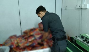 Kementerian Perdagangan Dalam Negeri dan Kos Sara Hidup (KPDN) Pulau Pinang sita keropok pelbagai perisa