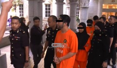 Kesemua suspek diiringi pegawai SPRM ketika tiba di Kompleks Mahkamah Putrajaya untuk mendapatkan kebenaran reman