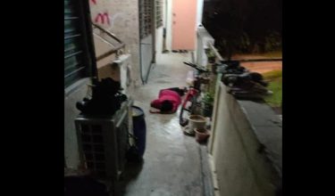 Video tular menunjukkan seorang remaja lelaki dibiar tidur di kaki lima rumah pangsa di Pasir Gudang