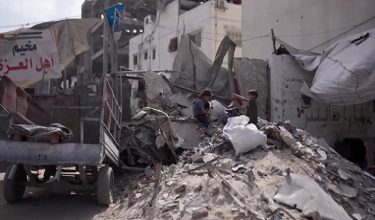 Kanak-kanak di Gaza mencari sumber makanan di kawasan yang musnah akibat serangan Israel/ REUTERS