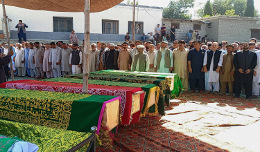 Penduduk tempatan menunaikan solat jenazah mangsa tanah runtuh di Danyor, wilayah Gilgit-Baltistan, Pakistan. Foto- AFP