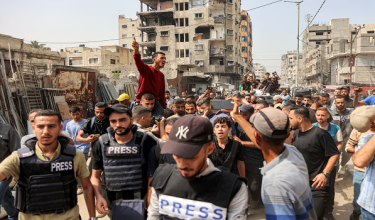Jenazah lima wartawan Al Jazeera mangsa serangan Israel di Gaza diusung ke Tanah Perkuburan Sheikh Radwan. Foto- AFP