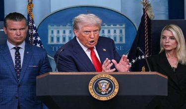 Presiden Donald Trump bercakap pada sidang media di White House mengenai langkah mengerah Pengawal Negara dan mengambil alih kawalan polis Washington. Foto- AFP
