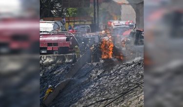 Anggota bomba Mexico memadam kebakaran lori tangki gas yang meletup di Mexico City pada 10 September 2025 – Foto AFP/Valentina Alpide