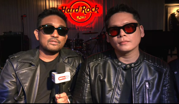 Pemain gitar utama, Irfan Aulia Irsal (kiri) ditemu bual RTM dalam satu sidang media berhubung konsert  ‘Kenangan Terindah’