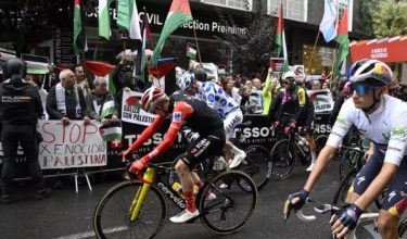 Orang ramai membantah penyertaan pasukan berbasikal Israel pada kejohanan Vuelta a Espana. Foto AFP