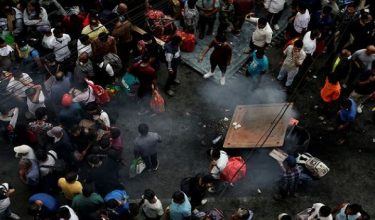 Sekumpulan banduan membakar perabot untuk melarikan diri dari sebuah penjara. Foto AFP