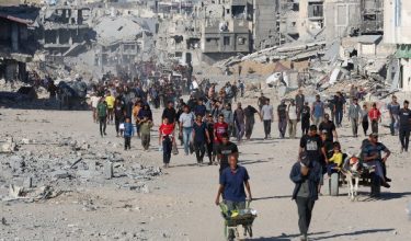 Penduduk Palestin berjalan melintasi runtuhan bangunan selepas tentera Israel berundur dari kawasan itu susulan gencatan senjata/Foto REUTERS