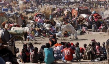 Penduduk berpindah selepas serangan Pasukan Sokongan Pantas (RSF) di kem pelarian Zamzam berhampiran El-Fasher, Darfur Utara, Sudan/Foto arkib REUTERS