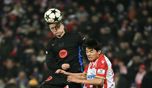 Robert Lewandowski (kiri) menanduk bola ketika beraksi dalam Liga Juara Eropah / AFP