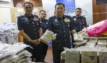 - Ketua Polis Pahang Datuk Seri Yahaya Othman (dua, kanan) menunjukkan rampasan dadah jenis ganja pada sidang media di Ibu Pejabat Polis Kontinjen Pahang/ BERNAMA