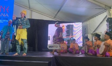 Seni teater Mek Mulung dipersembahkan di Kasane