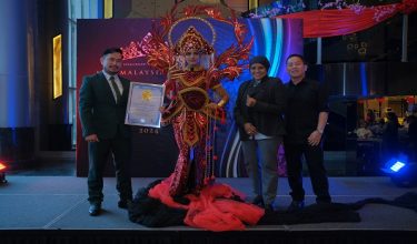 Saran (kiri) bersama Mrs Malaysia 2024 Dr Shalini Devi Ramachandran yang menggayakan kostum kebangsaan 'Puteri Membara Malaysia'