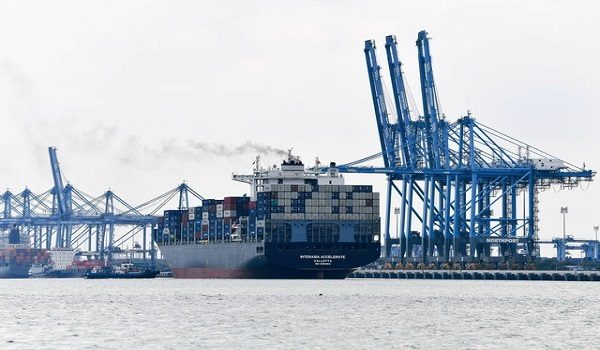 PELABUHANN KLANG, 26 Jun  -- Sebuah kapal kontena besar, Interasia Accelerate, sedang berlabuh di Dermaga Pelabuhan Barat ketika tinjauan di Pelabuhan Klang hari ini.

Pada 17 Jun lalu, Lembaga Pelabuhan Klang (LPK) menjelaskan bahawa kadar tarif pelabuhan tersebut kekal antara 5.0 peratus hingga 185 peratus lebih rendah berbanding pelabuhan lain di ASEAN, sekali gus menafikan dakwaan sesetengah pihak berhubung semakan tarif yang diumumkan baru-baru ini.
- - fotoBERNAMA (2025) HAK CIPTA TERPELIHARA