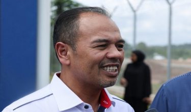 PASIR MAS, 12 Jan -- Pengarah Majlis Keselamatan Negara (MKN) Kelantan,  Datuk Mohd A. Aruwan  Ab Aziz (kiri) ketika bercakap pada sidang media selepas melawat penempatan Anggota Pasukan Gerakan Am (PGA) di Pos Pok Teh Kana

-- fotoBERNAMA (2026) HAK CIPTA TERPELIHARA