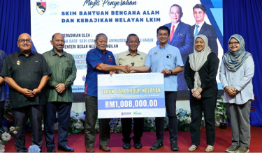 Menteri Besar Negeri Sembilan, Datuk Seri Aminuddin Harun menyaksikan penyaluran bantuan kepada nelayan terlibat