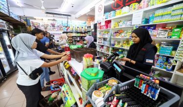 Beberapa pelanggan di sebuah kedai runcit membeli barangan keperluan dengan menggunakan  Bantuan Sumbangan Asas Rahmah di kedai runcit / Foto BERNAMA