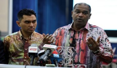 Menteri Sumber Manusia Datuk Seri R. Ramanan bercakap pada sidang media selepas sesi taklimat sempena lawatan rasmi ke Institut Keselamatan dan Kesihatan Pekerjaan Kebangsaan (NIOSH) di sini hari ini.

Turut kelihatan timbalannya Datuk Khairul Firdaus Akbar Khan/ Foto BERNAMA