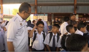 Pengarah Pendidikan Pulau Pinang, Mohamad Dziauddin Mat Saad menyantuni murid-murid di SK Tan Sri Awang Had Salleh, pagi tadi.