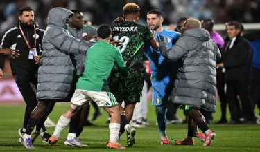 Pemain tengah Nigeria, Raphael Onyedika (lima dari kiri) dan penjaga gol Algeria, Luca Zidane (dua dari kanan) bertengkar semasa perlawanan suku akhir Piala Negara Afrika di Marrakesh, 10 Januari 2026/Foto AFP