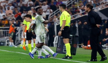 Vinicius Junior kelihatan kecewa selepas dikeluarkan daripada permainan, sementara Diego Simeone memerhati dari tepi padang dalam aksi separuh akhir Piala Super Sepanyol di Jeddah, 8 Januari 2026/Foto REUTERS